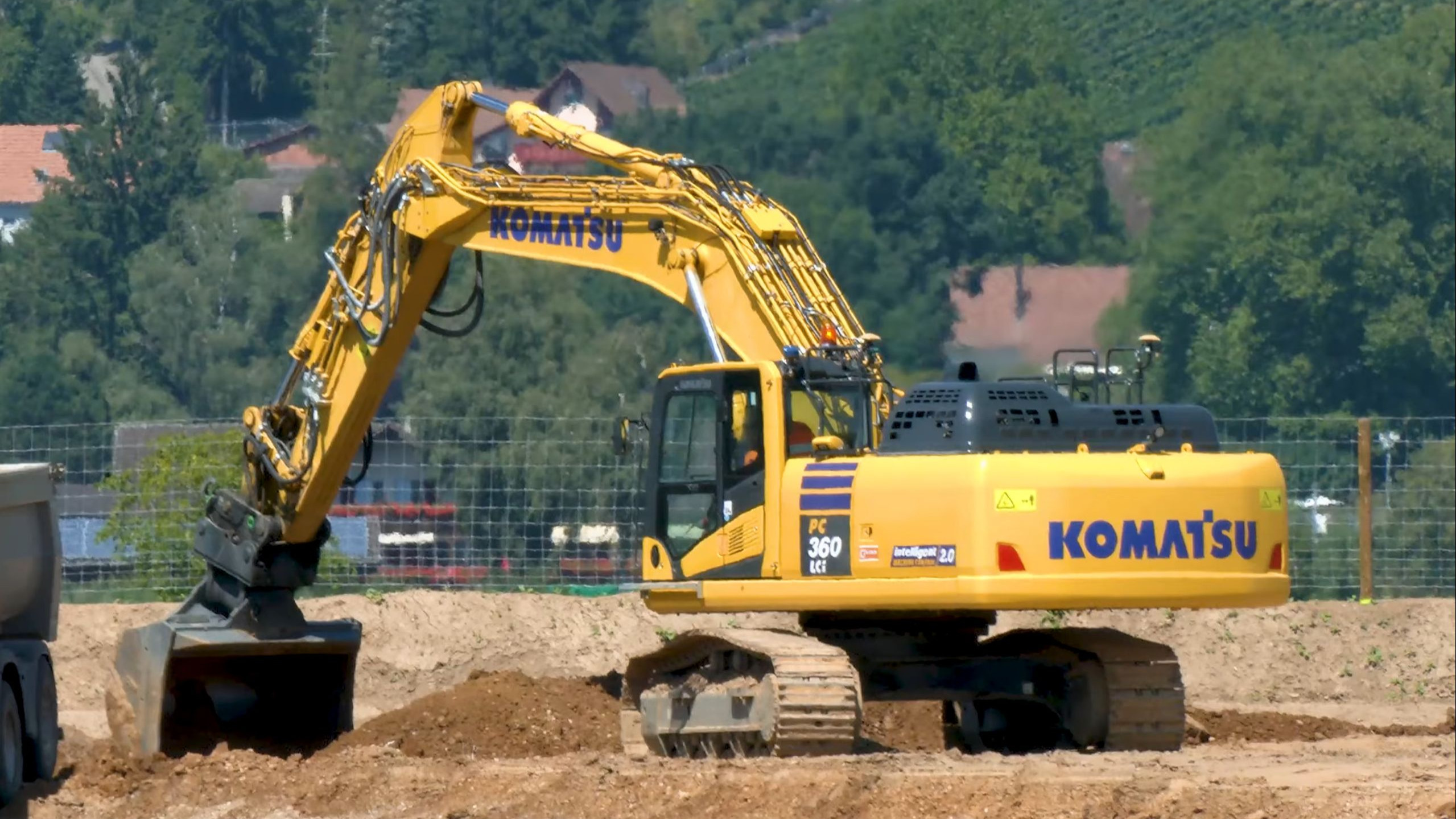 Komatsu vs Caterpillar Excavator: Which Is Better for the Used Market?
