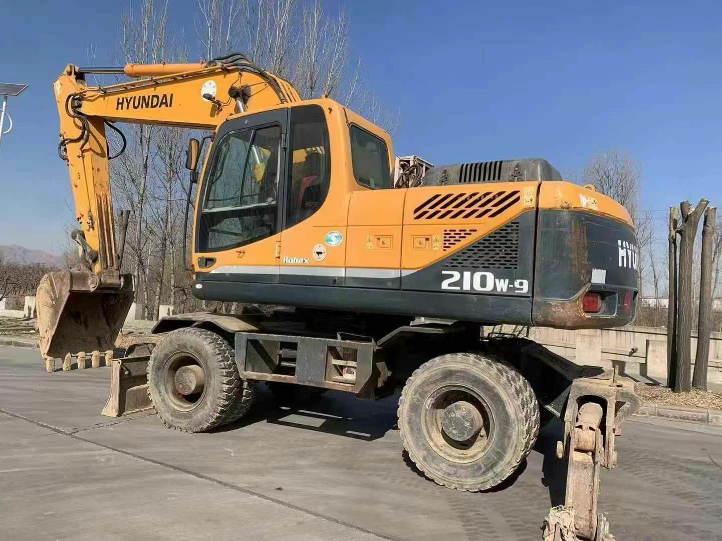 Used Hyundai R210 Excavator